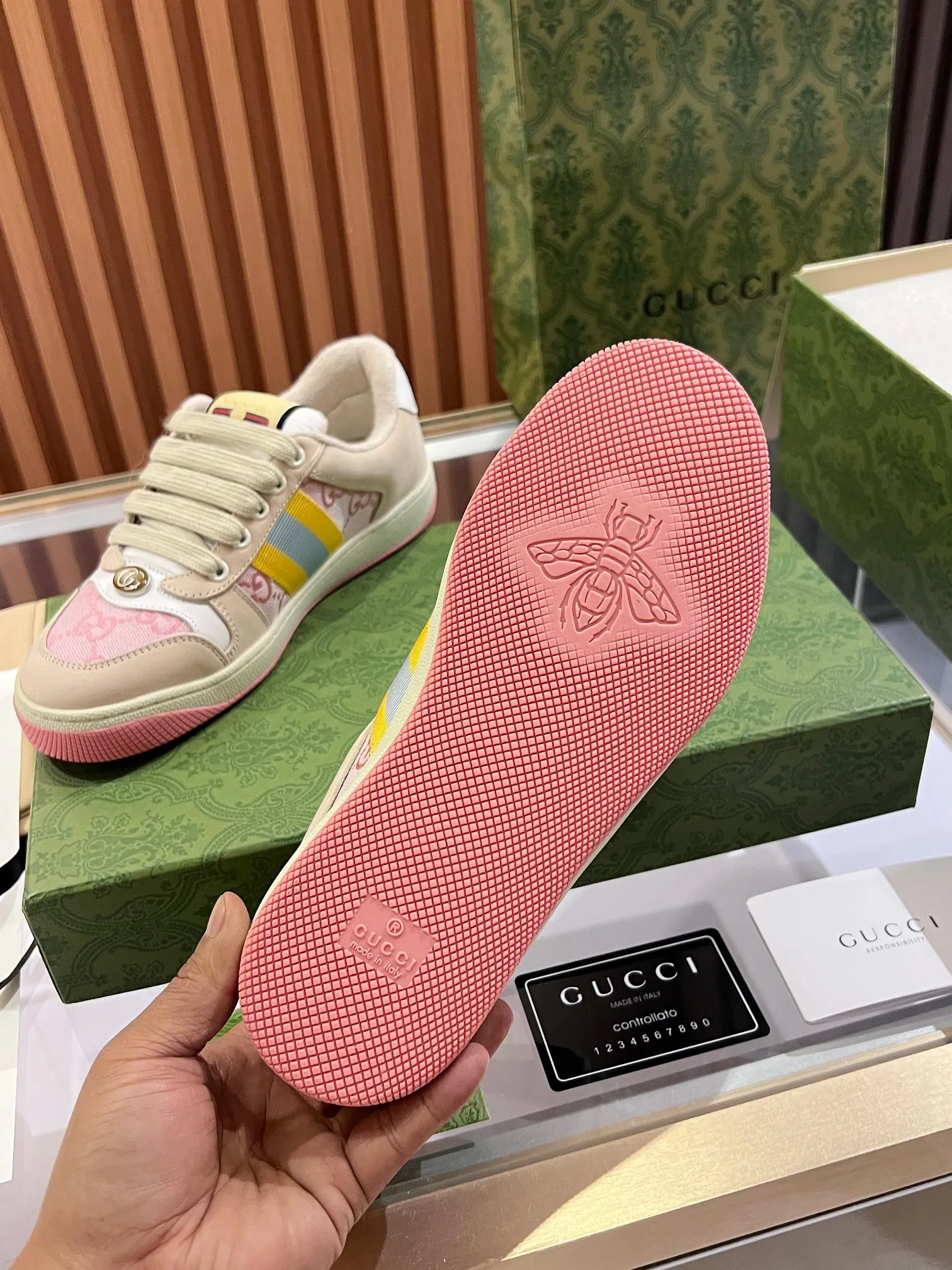 👟👟Ex-factory price 540👟👟 ⚡️Gucci Dirty Shoes Top factory quality, impeccable at the counter, the comfort is incredible. Retro distressed elements, washed retro logo on the tongue, metal double LOGO, 99% recognizable, full of Gucci elements; terry cloth lining, cowhide foot pads and 3mm latex are much more comfortable than real leather shoes. Environmentally friendly TPU wear-resistant outsole, soft and elastic. The inside of the tongue is made of imported elastic bands, which have great tension and won't strangle your feet. I don't develop the shoes without the original version. Only by getting the original version can the shoes be accurate and beat the market version instantly. Every stitch and every stitch is very tight and full. The debugging process is the most painstaking and requires no less than a hundred modifications before it is adjusted to the perfect state so that it can be worn comfortably by all foot types! Size 35-40 women’s model)